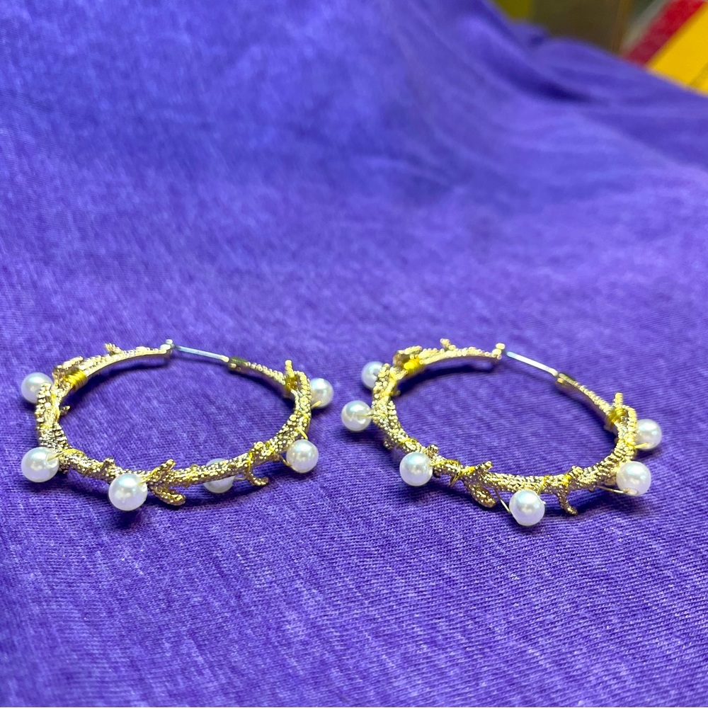 Golden ring with pearl earrings